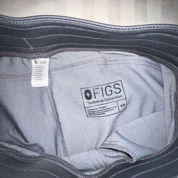 Small PETITE Figs Kade Cargo Scrub Pant in graphite - Picture 6 of 6